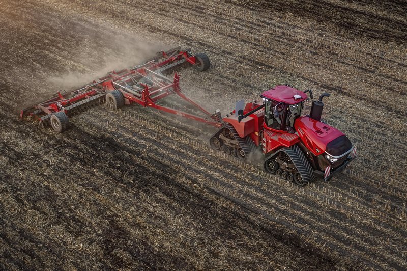 23-05_steiger_715_quadtrac_-retouched_beauty_lhst_0123-1-(3).jpg